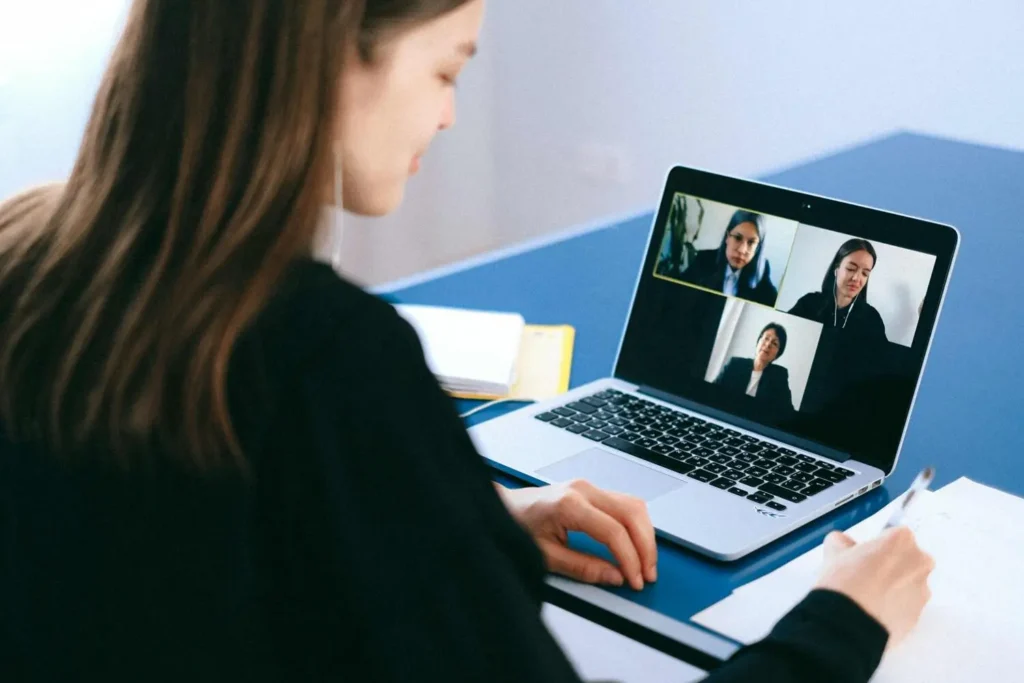Puedes organizar una reunión virtual conmigo